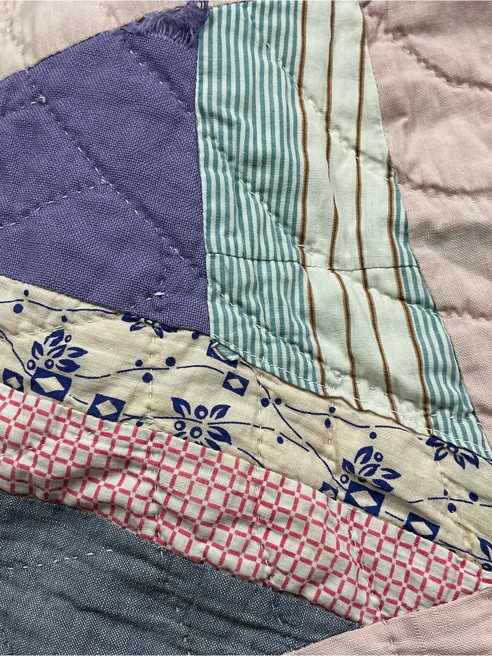 Vintage 1930s/40s hand stitched pale pink patchwork quilt 66x77 USA made - Picture 6 of 12